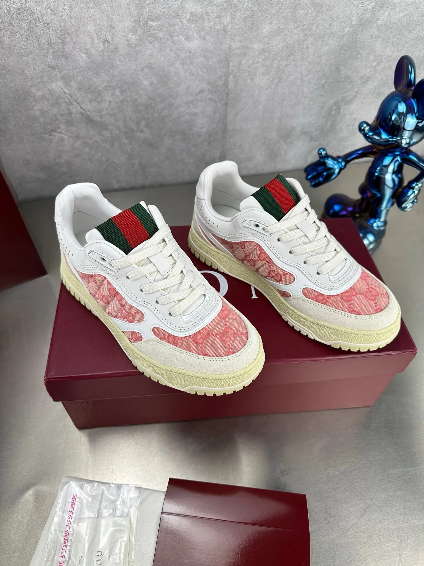 Factory price: 640💰The top version of Gucci Gucci's latest hot-selling couple's sneaker series is shipped. The original version is purchased, developed and manufactured. This high-low top sneaker adopts a basketball-style silhouette design, cleverly incorporating hollow panels and distressed effects, showing its unique ingenuity. The ingenuity incorporates brand logo details such as interlocking Double G styling accessories and Gucci lettering, a low-key tribute to the brand's design heritage. Exquisite packaging at the delivery counter 🛍📦 ▪️ Fabric: Original customized imported first-layer cowhide ▪️ Inner lining: Imported first-layer cowhide ▪️ Sole: Original molded TPU sole ▪️ Sole thickness: 3cm ▪️ Size: Women's 35-41 Men's 38-45 (Female 41, Men 38 45 customized) ▪️ p